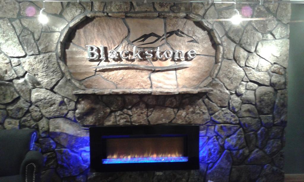 Blackstone Lodge And Suites Lead Exteriör bild
